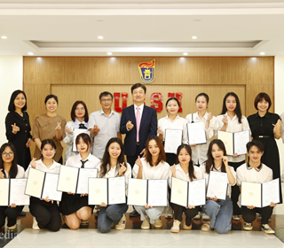 15 sinh viên xuất sắc của VNU-USSH nhận học bổng từ quỹ KF - Samsung năm học 2023 - 2024