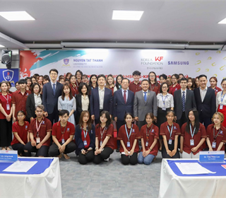 Quỹ học bổng Samsung - KF Scholarship trao học bổng cho sinh viên Trường ĐH Nguyễn Tất Thành